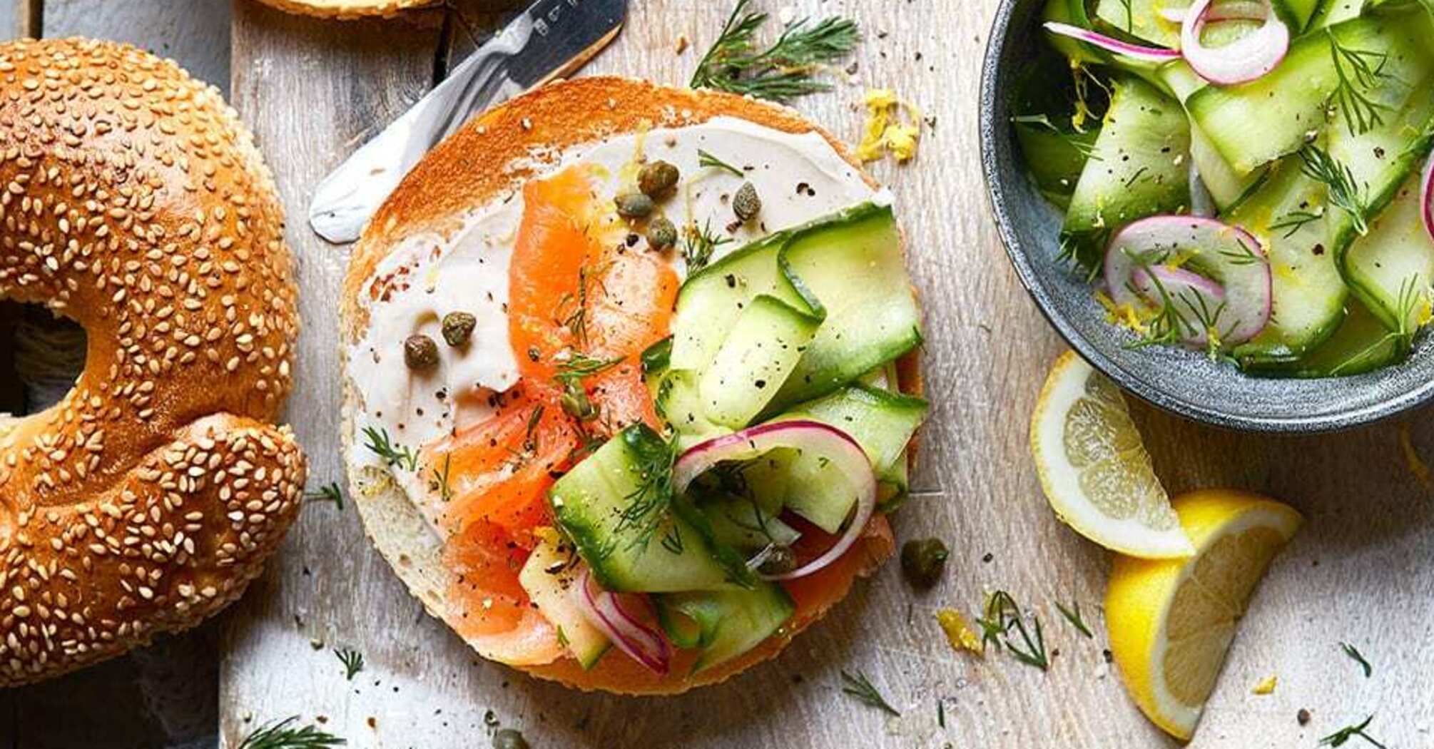 Hearty cottage cheese bagels for breakfast: any filling will do