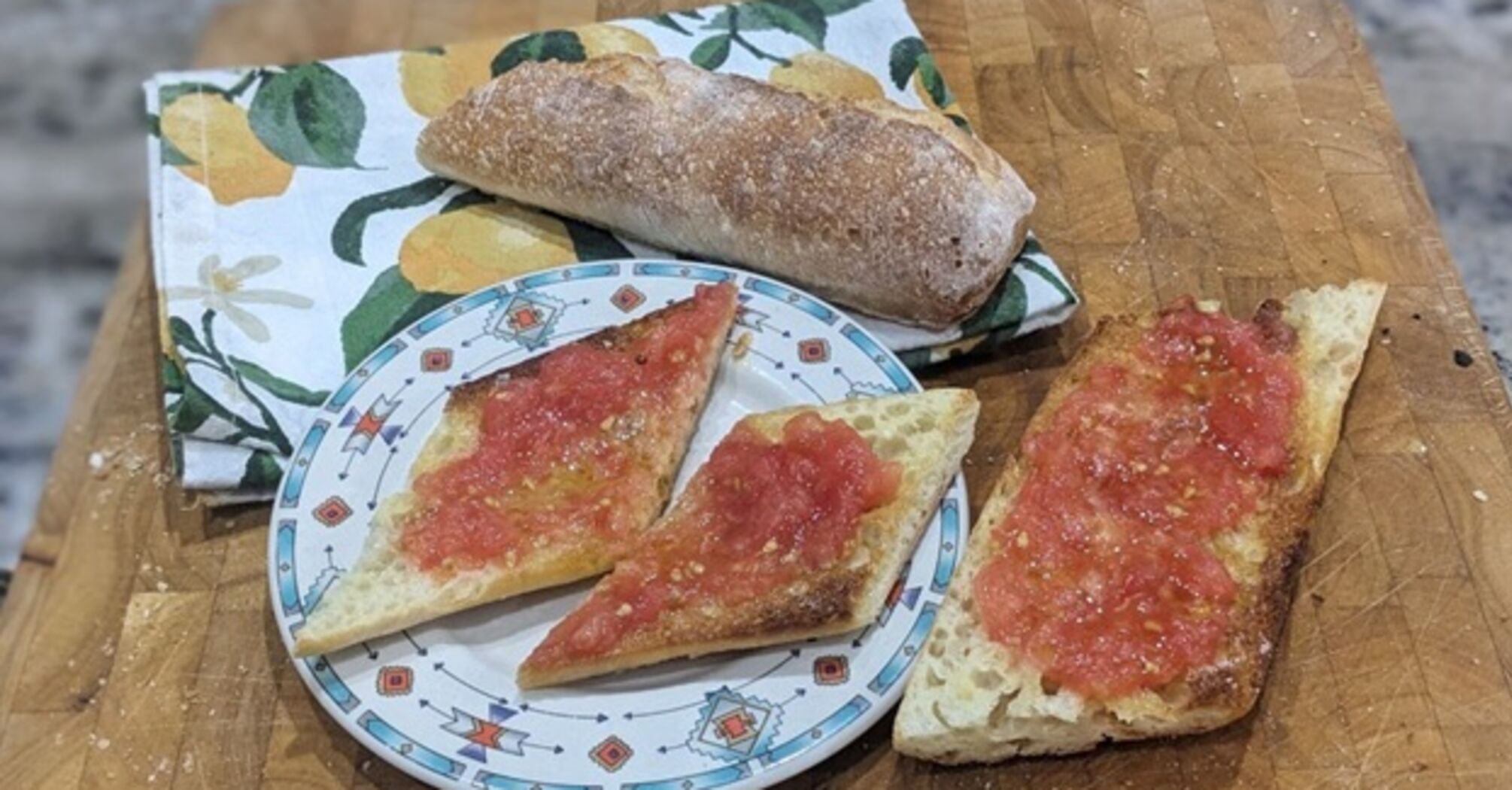How to choose olive oil? A rustic tomato and bread snack in summer