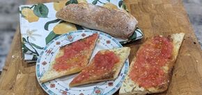 How to choose olive oil? A rustic tomato and bread snack in summer