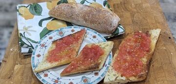 Jak wybrać oliwę z oliwek? Rustykalna przekąska z pomidorów i chleba w lecie