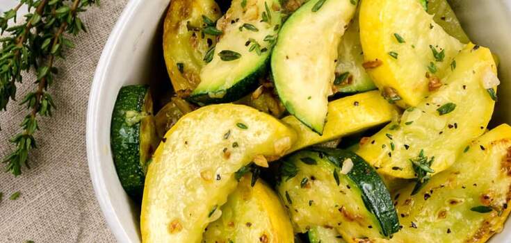 Low-salted zucchini with garlic and dill on short notice: can be eaten in 2-3 hours