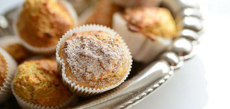 Sweet muffins with peach filling: always turn out lush