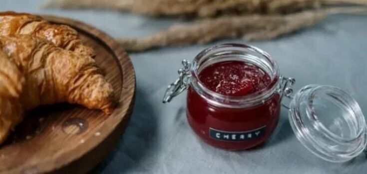 How to make delicious assorted jam for the winter: from raspberries, strawberries and currants
