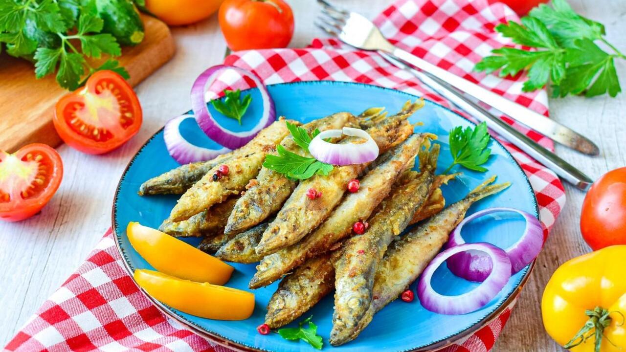 No oil or unpleasant odor: how to cook capelin so that it is crispy