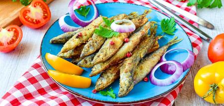 No oil or unpleasant odor: how to cook capelin so that it is crispy