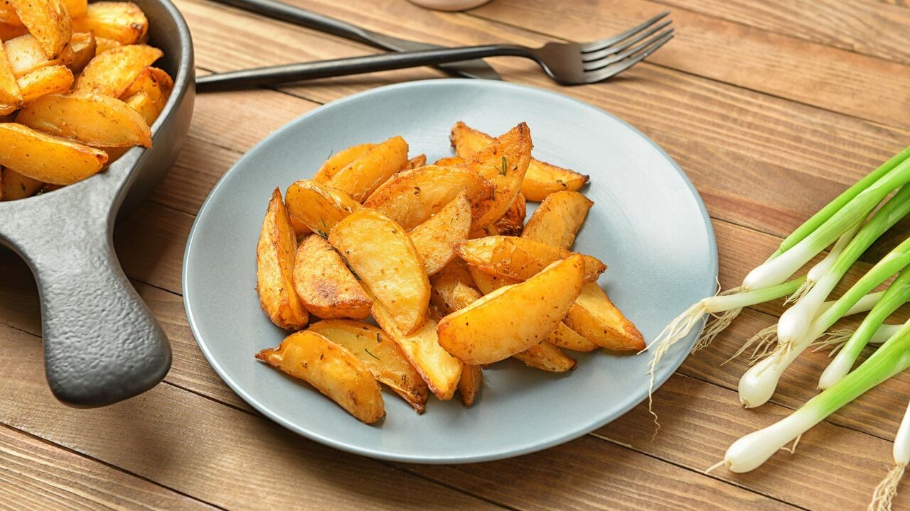 How to fry potatoes so that they do not stick to the pan: the easiest way