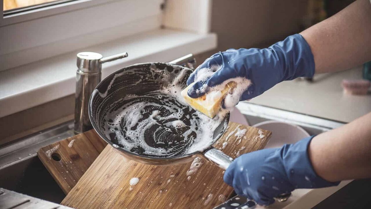 Why you should not wash a frying pan with cold water