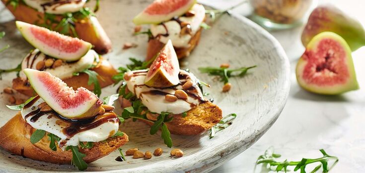 Tastier than sandwiches: how to make bruschettas with figs for a snack in 10 minutes