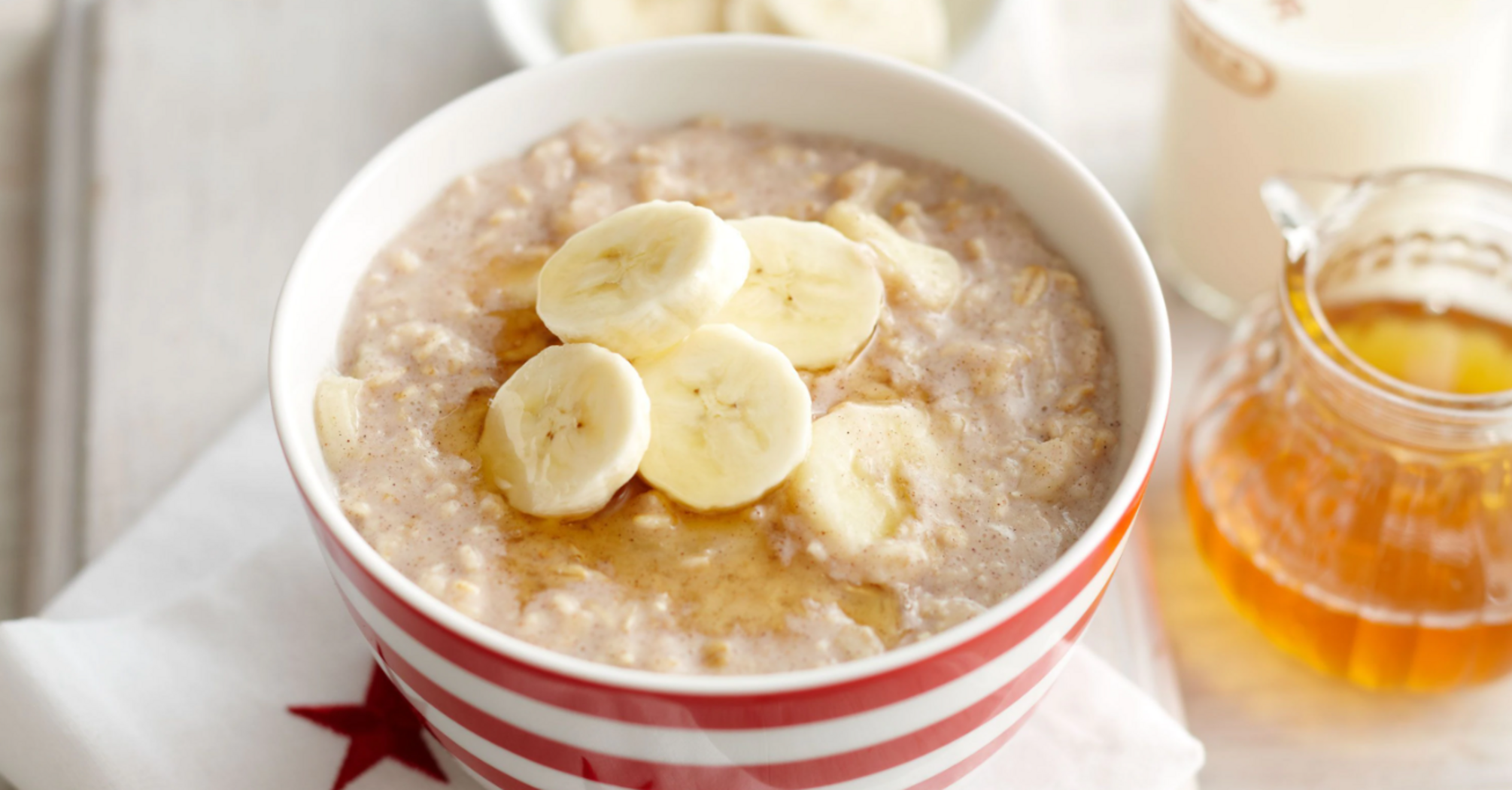 Lazy oatmeal without boiling: how to make breakfast in 5 minutes