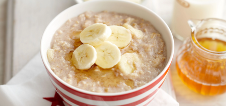 Lazy oatmeal without boiling: how to make breakfast in 5 minutes