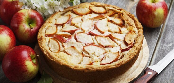 The simplest charlotte with apples and budget-friendly batter