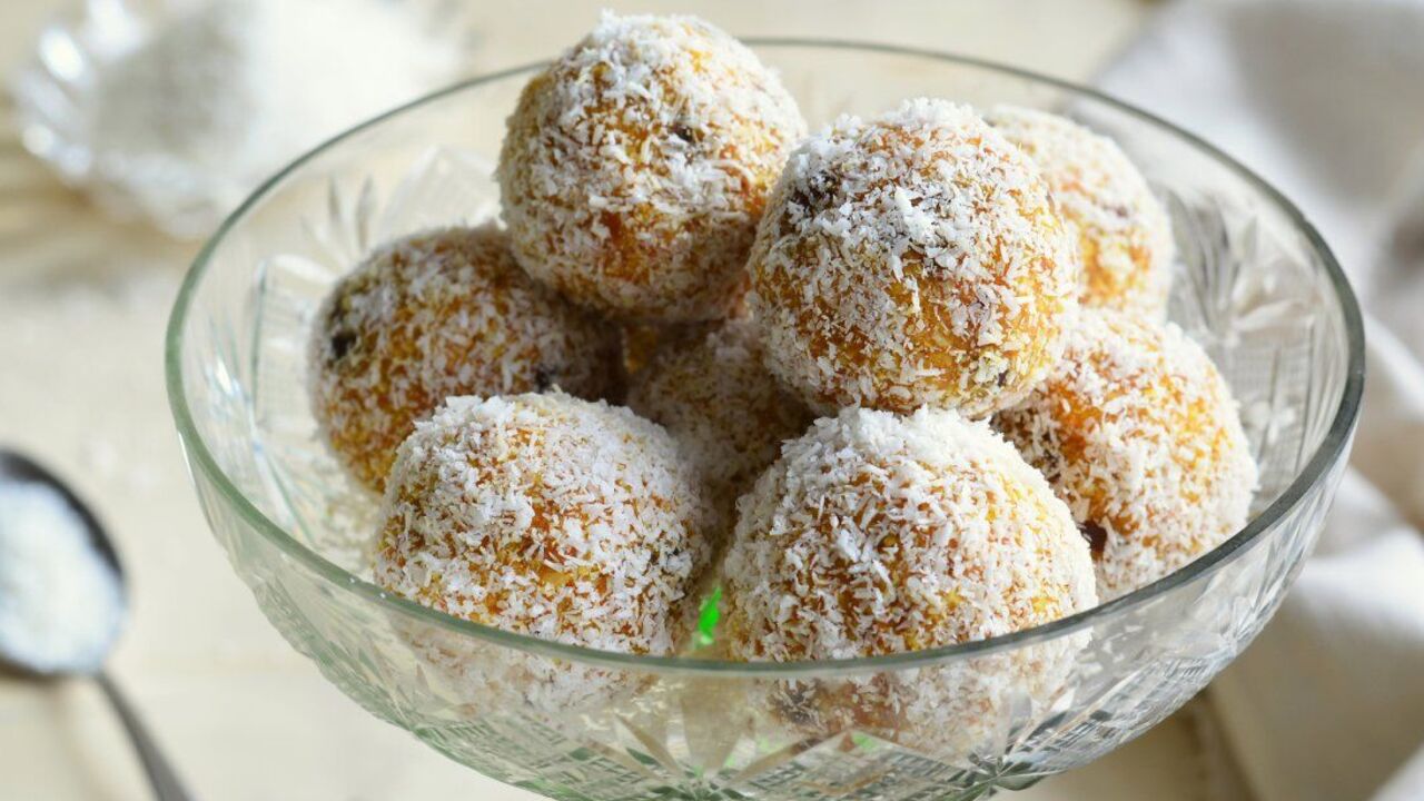 Coconut candies with dried apricots for a snack: prepared without sugar and baking