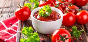 What to add to homemade ketchup to make it rich in color: a very simple ingredient