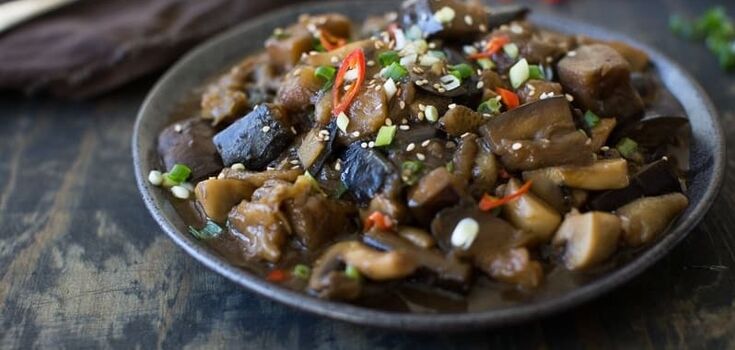 Stewed eggplants in a skillet: how to combine a seasonal vegetable