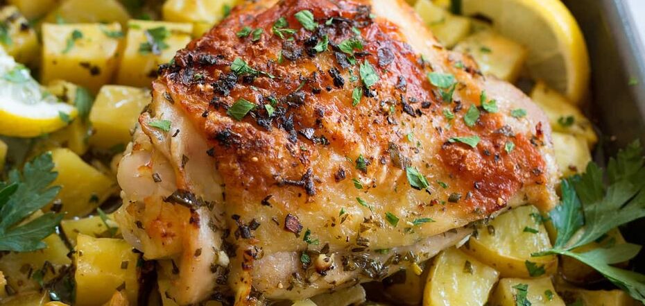 How to bake delicious chicken thighs with potatoes in one mold: a perfect dinner dish