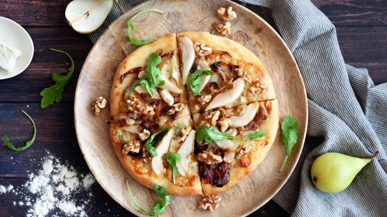 Delicious pizza with pear and cheese for lunch: how to prepare perfect thin dough