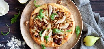 Delicious pizza with pear and cheese for lunch: how to prepare perfect thin dough