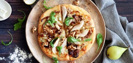 Delicious pizza with pear and cheese for lunch: how to prepare perfect thin dough