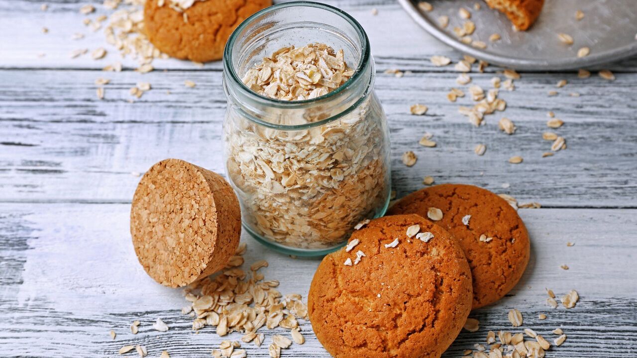 Simple and crispy homemade oatmeal cookies in 15 minutes