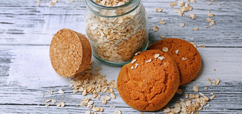 Simple and crispy homemade oatmeal cookies in 15 minutes