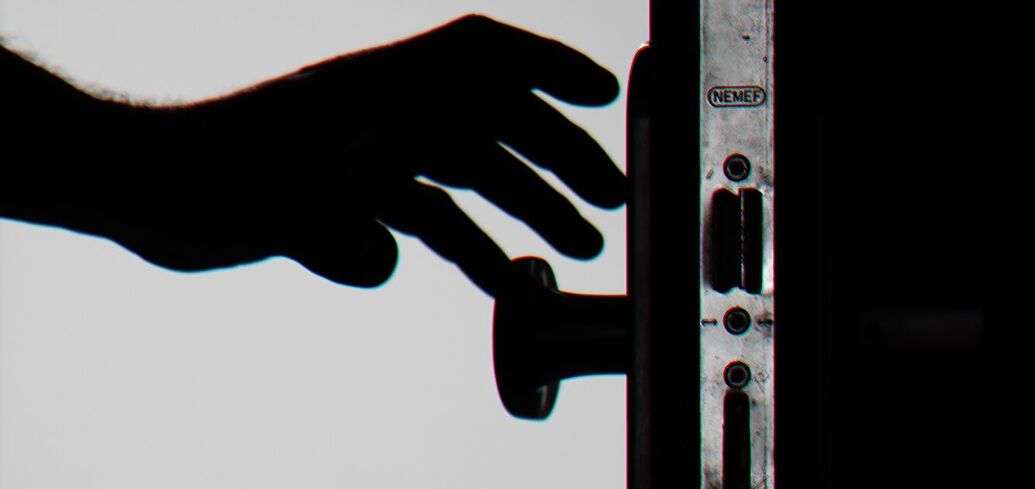 Тихий стукіт у двері