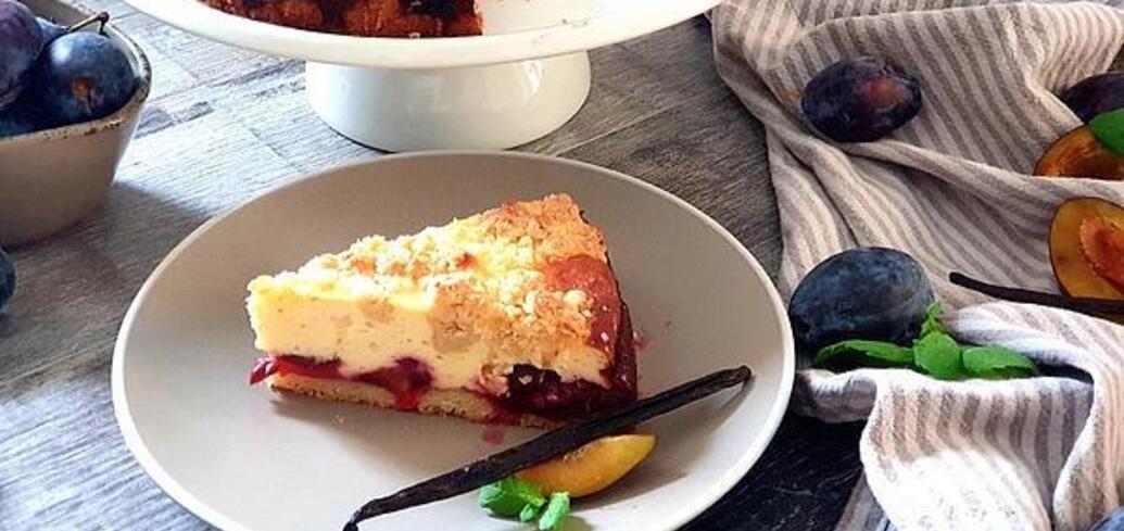 Hearty plum cake with cottage cheese: how to quickly prepare seasonal pastries for tea