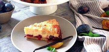 Hearty plum cake with cottage cheese: how to quickly prepare seasonal pastries for tea