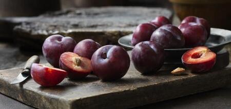 What are the benefits of plums and who is this fruit contraindicated for