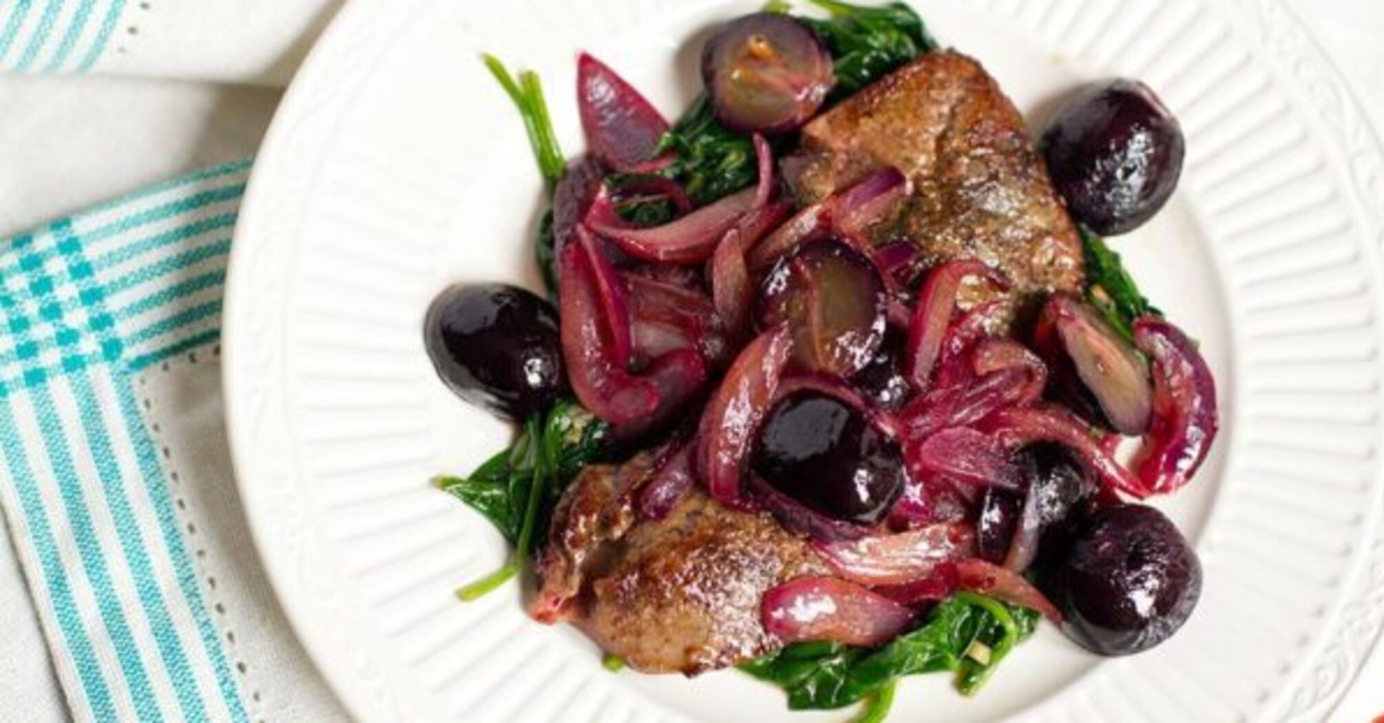 Juicy and soft liver with plums in the oven: will not be bitter