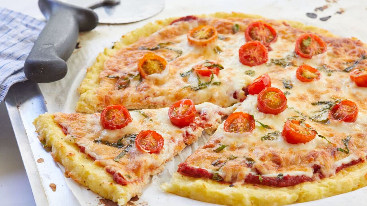 Jak zrobić pyszną pizzę z kalafiora na lunch: bez mąki w przepisie