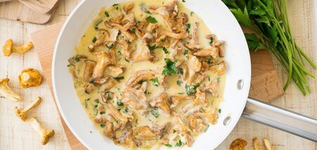How to cook chanterelle mushrooms in cream: perfect with potatoes