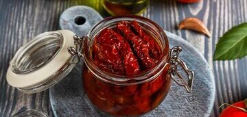 Delicious pickled peppers with honey for the winter: how to make sunny preservation