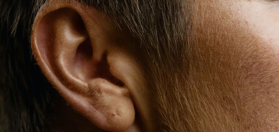 Почему горит правое ухо