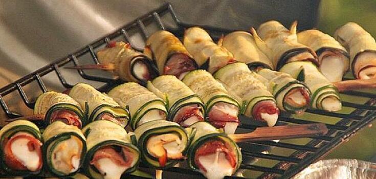 Zucchini shashlik with feta for dinner: cooked in a grill pan