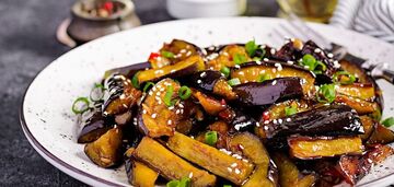 Juicy aubergines in sour cream sauce: a new recipe for a side dish