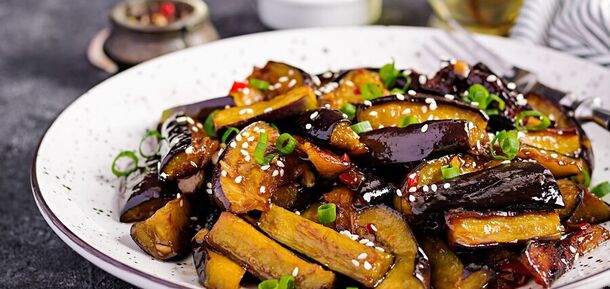 Juicy aubergines in sour cream sauce: a new recipe for a side dish