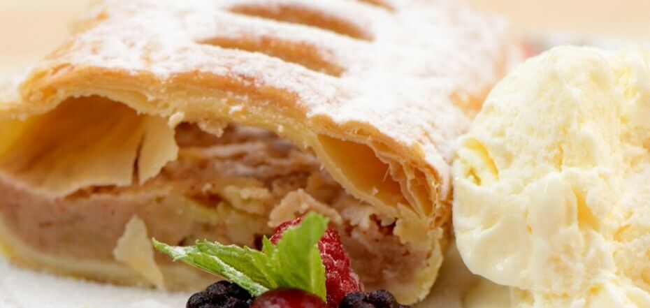 Lazy apple pita bread strudel: you need only 5 ingredients