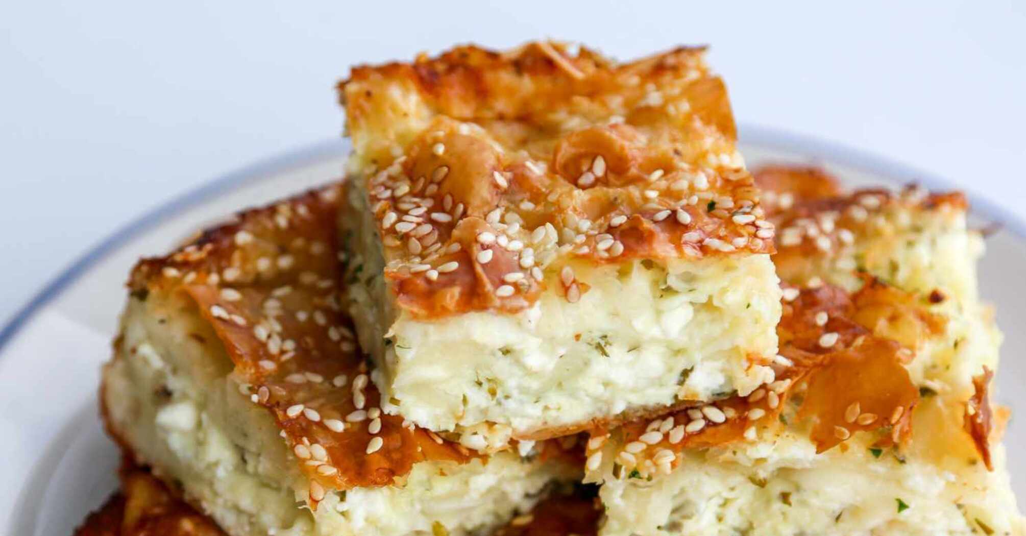 A quick and satisfying five-minute pie: the dough is prepared with kefir