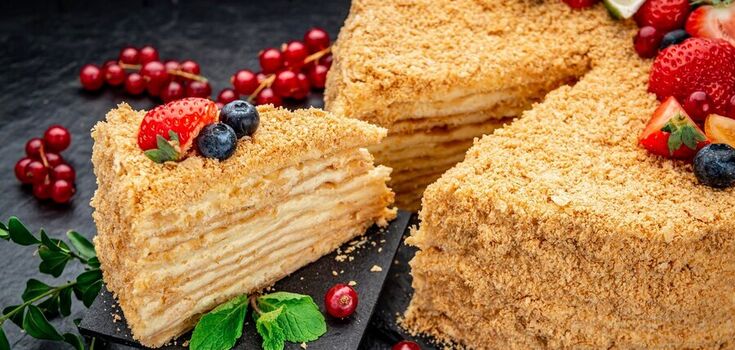 Homemade honey cake with sour cream that will conquer hearts