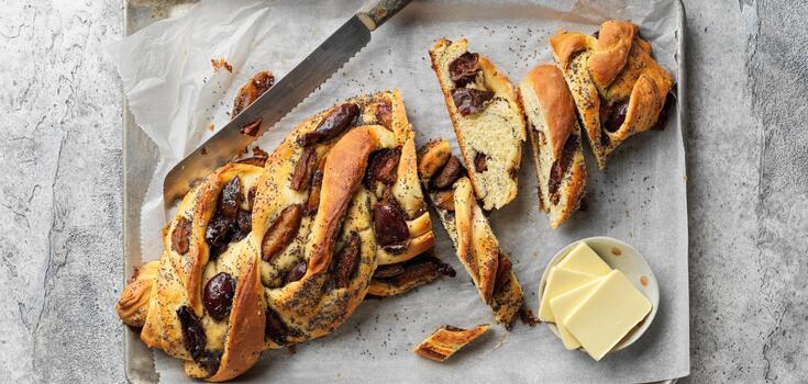 Sweet braid with plum filling: how to make fluffy dough