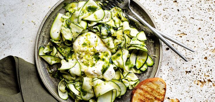 Warm zucchini salad with orange dressing for an easy dinner: recipe for a savory dish