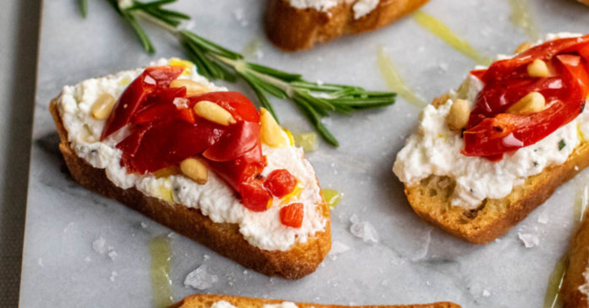 Seasonal bruschetta with cream cheese and bell peppers that is ready in just a few minutes