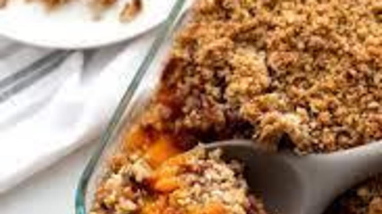 Delicious casserole of dried fruits without sugar and leavening agent: how to prepare a healthy dessert