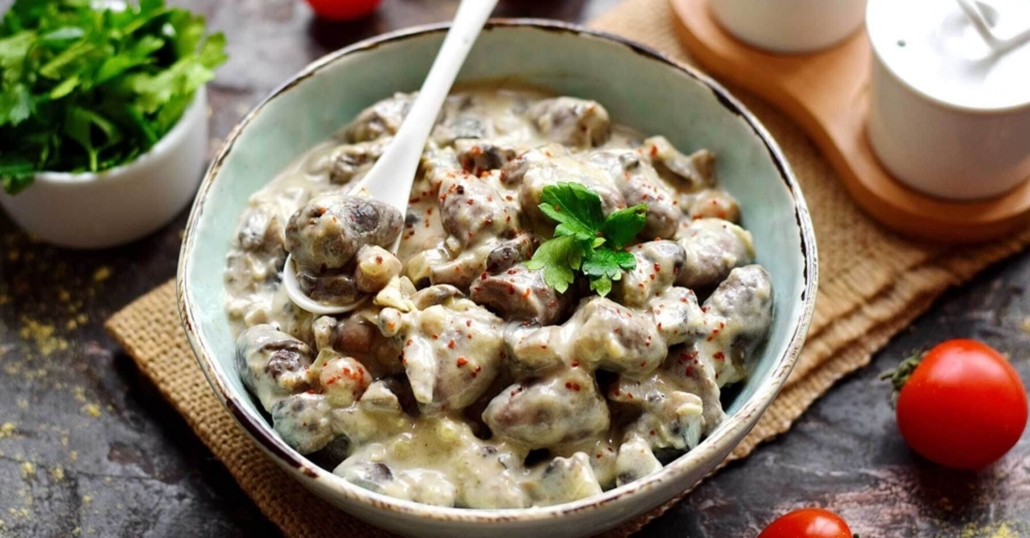 Chicken hearts in sauce for a budget dinner: recipe for the whole family