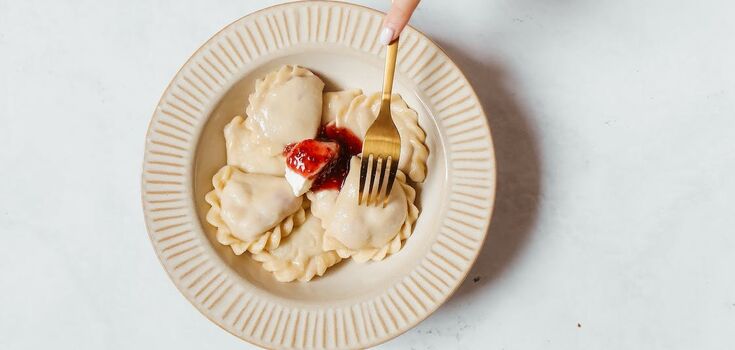 Steamed varenyky with strawberries: recipe for the most successful dough with kefir