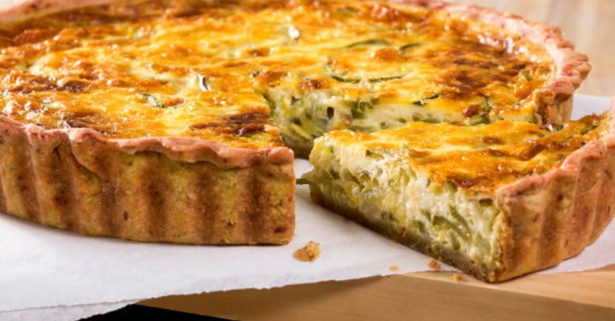 Obfity quiche z czerwoną rybą na prostym cieście: jak przygotować danie na lunch