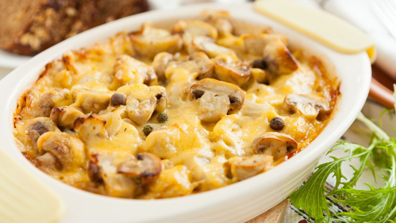 What to bake delicious potatoes with without meat: a hearty and budget dinner idea