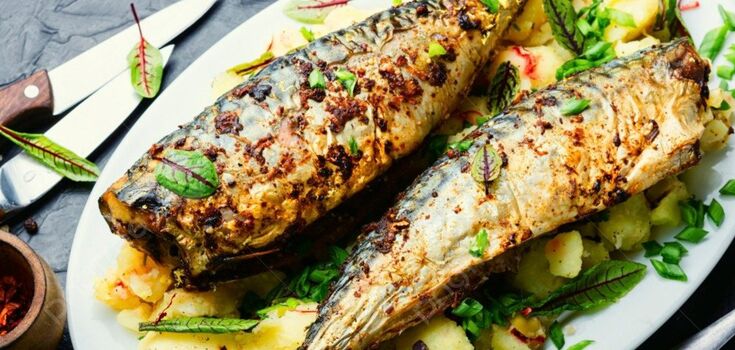 Baked mackerel with potatoes for a hearty and quick dinner: a simple recipe
