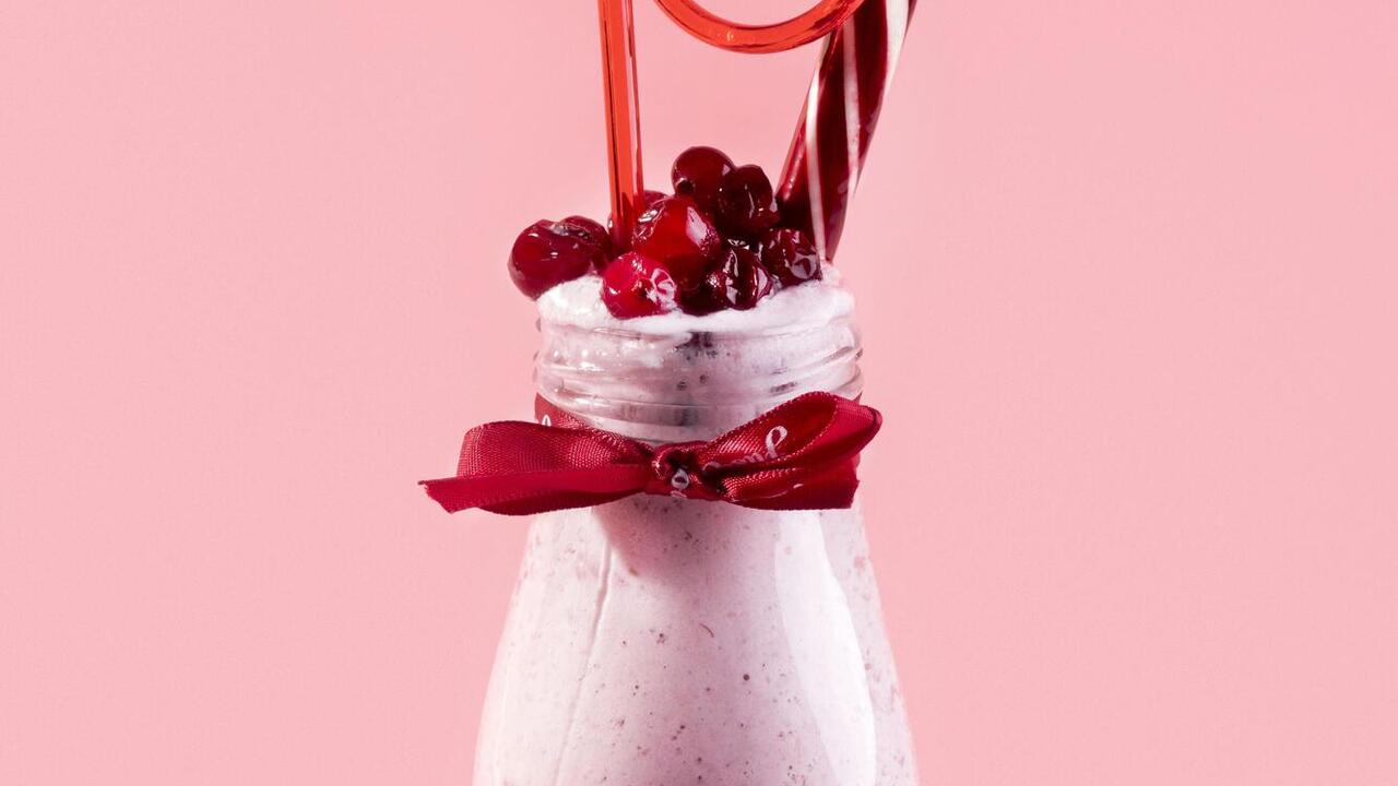 Bezcukrowy koktajl granatowo-bananowy: idealny napój śniadaniowy