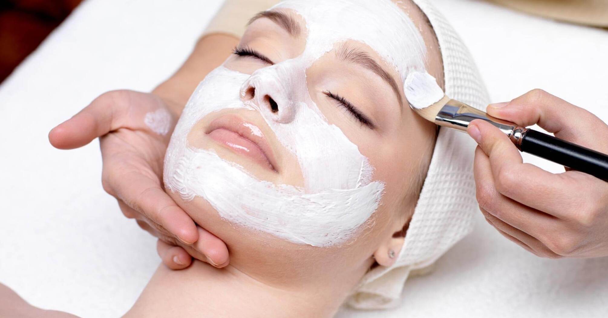 Kosmetolog wyjaśnił cel oczyszczania twarzy i jak uniknąć bólu podczas zabiegu